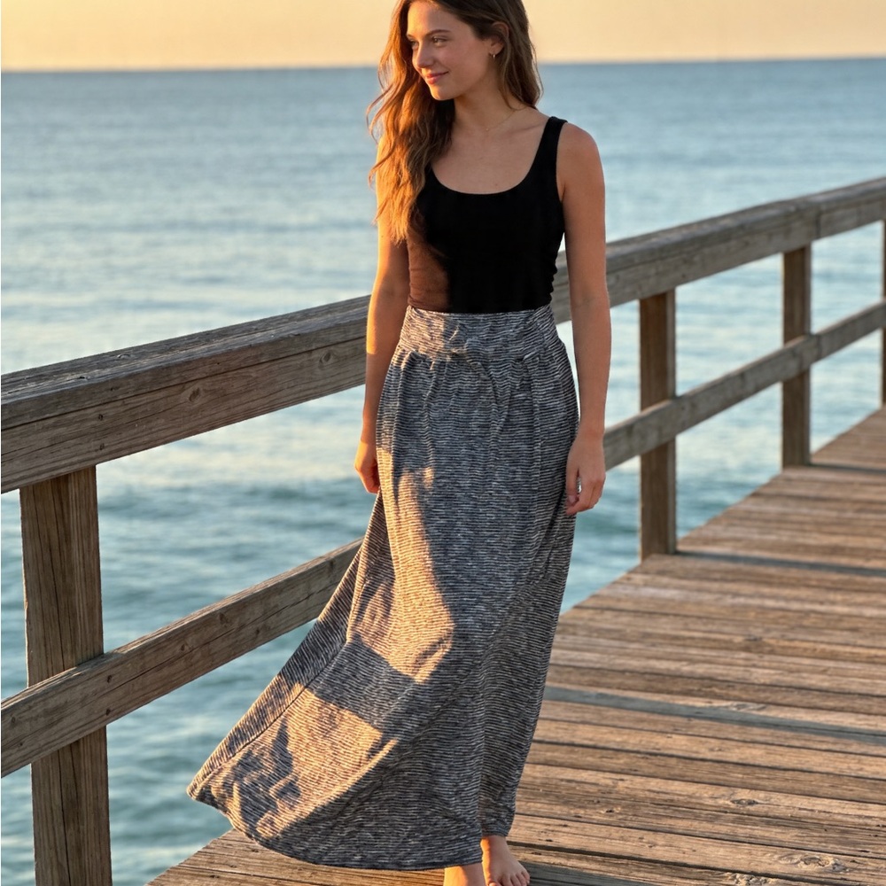 B·DESIGN | Women’s Horizontal Striped Knit Skirt in Black and White | L